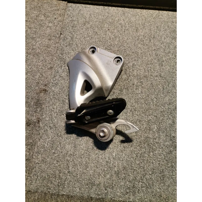 PLATINE PASSAGER GAUCHE 1300 GSXR HAYABUSA DE 2011