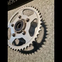 PORTE COURONNE 600 BANDIT 00/04 ET 650 BANDIT 05/06