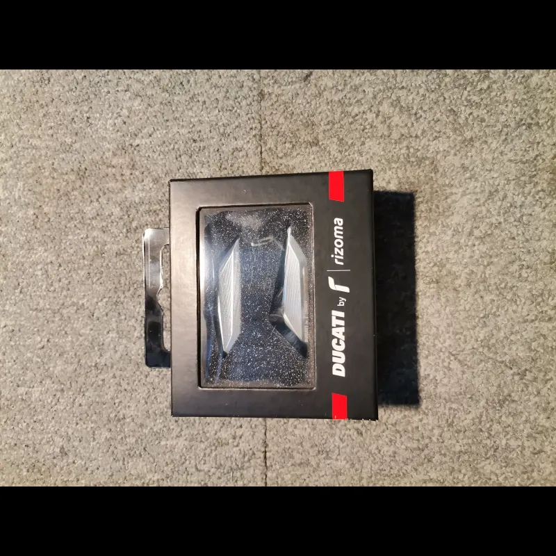 CACHE TROU RETROVISEUR "DUCATI BY RIZOMA" (NEUF)
